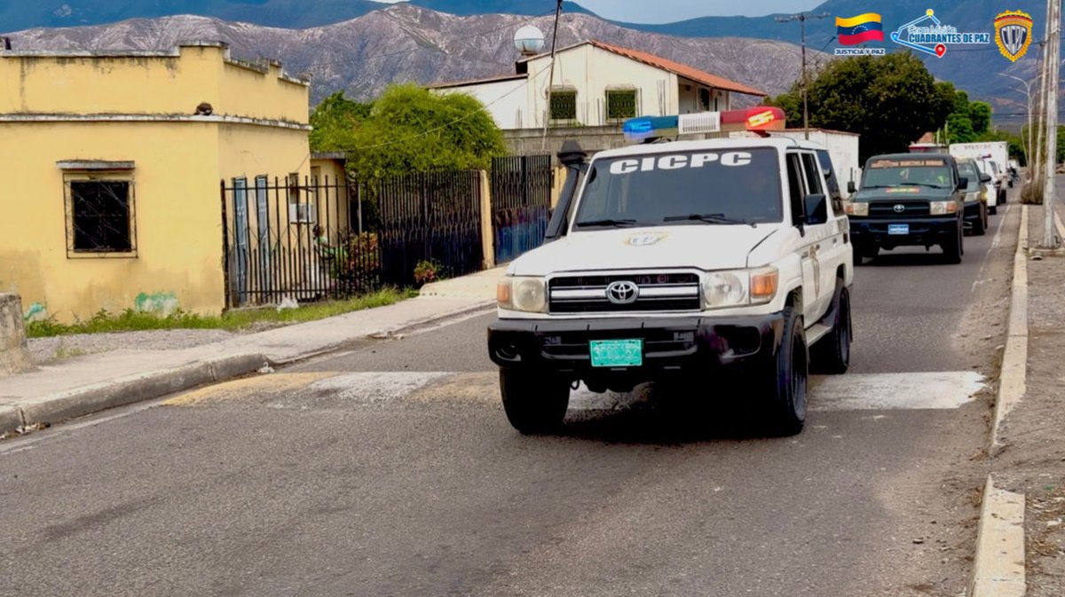 DMELTOCUYO's tweet photo. Garantizando orden y bienestar

Unión popular-militar-policial en las calles del municipio Morán. Con el Comisario Jefe Dr. Manuel Mogollón y organismos de seguridad, realizamos gran despliegue para blindar la paz y tranquilidad del pueblo. https://t.co/pnjiX895Ou