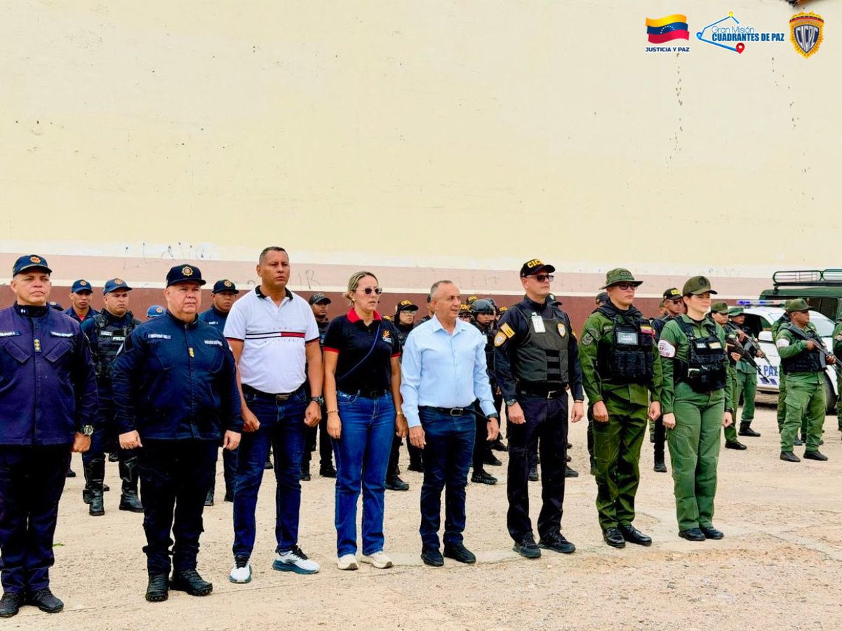 DMELTOCUYO's tweet photo. Garantizando orden y bienestar

Unión popular-militar-policial en las calles del municipio Morán. Con el Comisario Jefe Dr. Manuel Mogollón y organismos de seguridad, realizamos gran despliegue para blindar la paz y tranquilidad del pueblo. https://t.co/pnjiX895Ou
