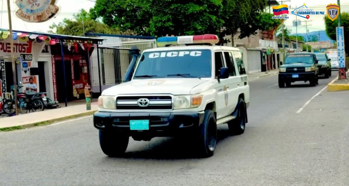 DMELTOCUYO's tweet photo. Garantizando orden y bienestar

Unión popular-militar-policial en las calles del municipio Morán. Con el Comisario Jefe Dr. Manuel Mogollón y organismos de seguridad, realizamos gran despliegue para blindar la paz y tranquilidad del pueblo. https://t.co/pnjiX895Ou