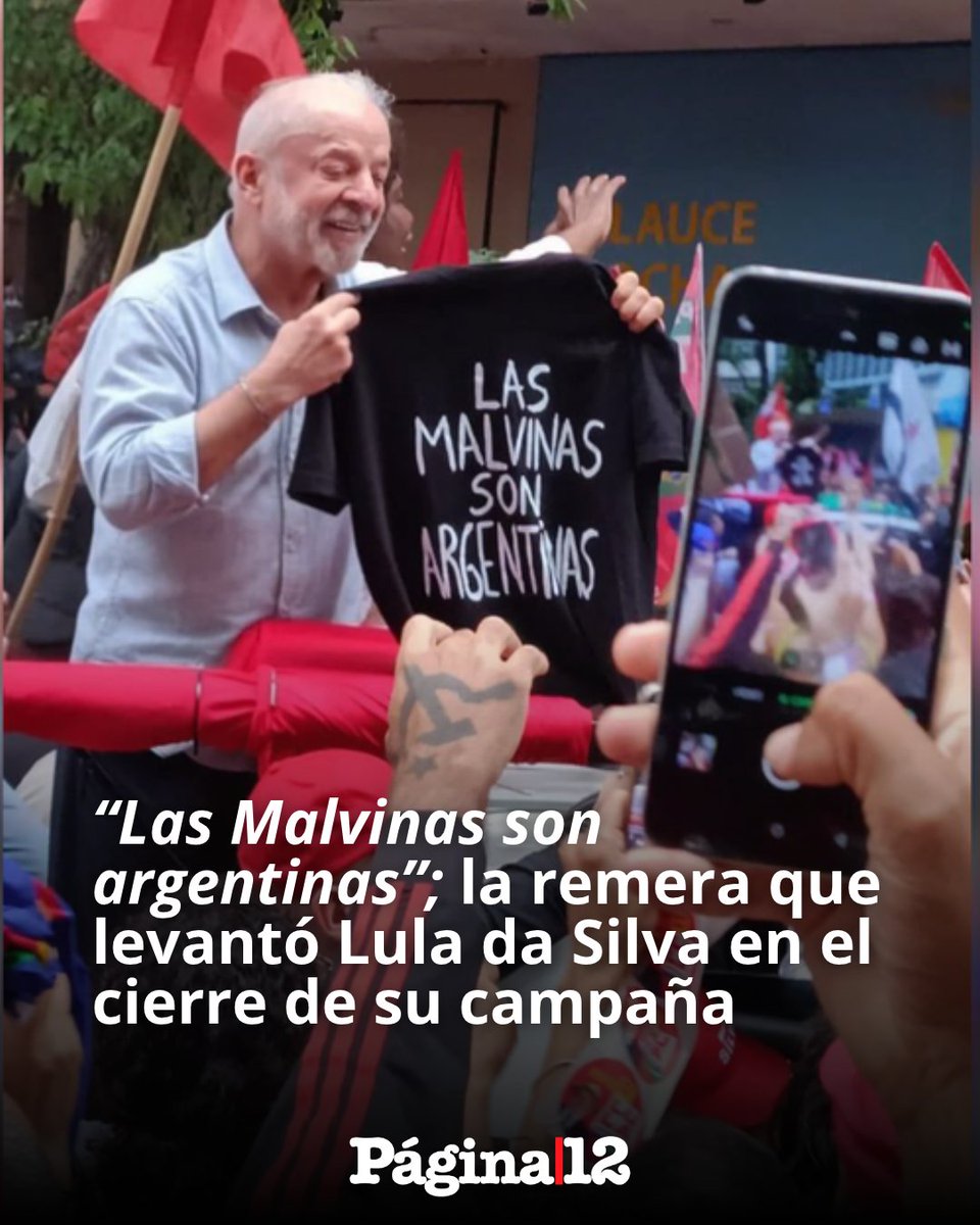 pagina12's tweet photo. En su última recorrida antes de las elecciones de este domingo, Luiz Inácio Lula da Silva levantó una remera negra con la leyenda en letras blancas "Las Malvinas son argentinas" que le acercaron entre la multitud https://t.co/J3Nxh5nJgS