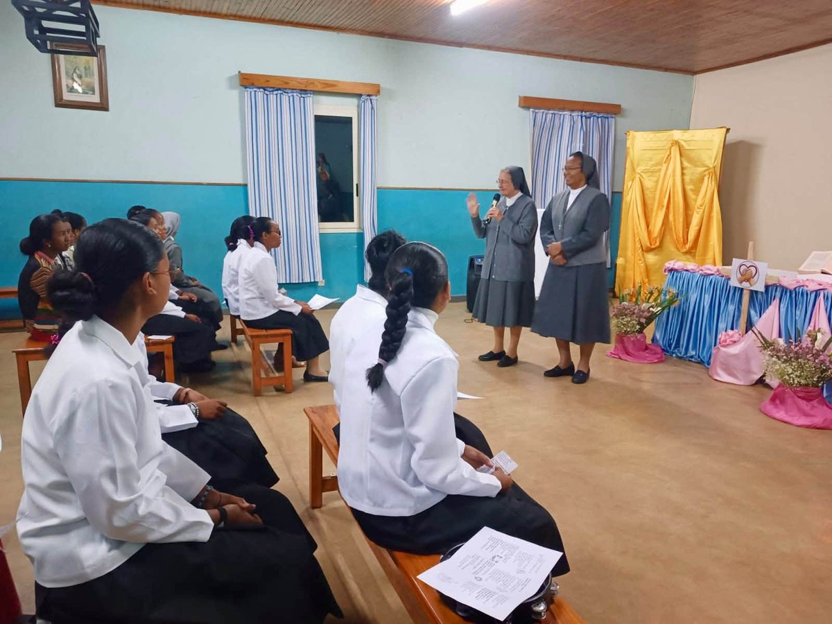 Cgfmanet_Org's tweet photo. #1ottobre2026 A Betafo (Madagascar) Madre Chiara accoglie nove aspiranti che iniziano il loro percorso di formazione nell’Istituto delle #FMA. La Madre le incoraggia a camminare con la Vergine Maria come guida e maestra del loro cammino. #IFMA https://t.co/17KcHFrJkr