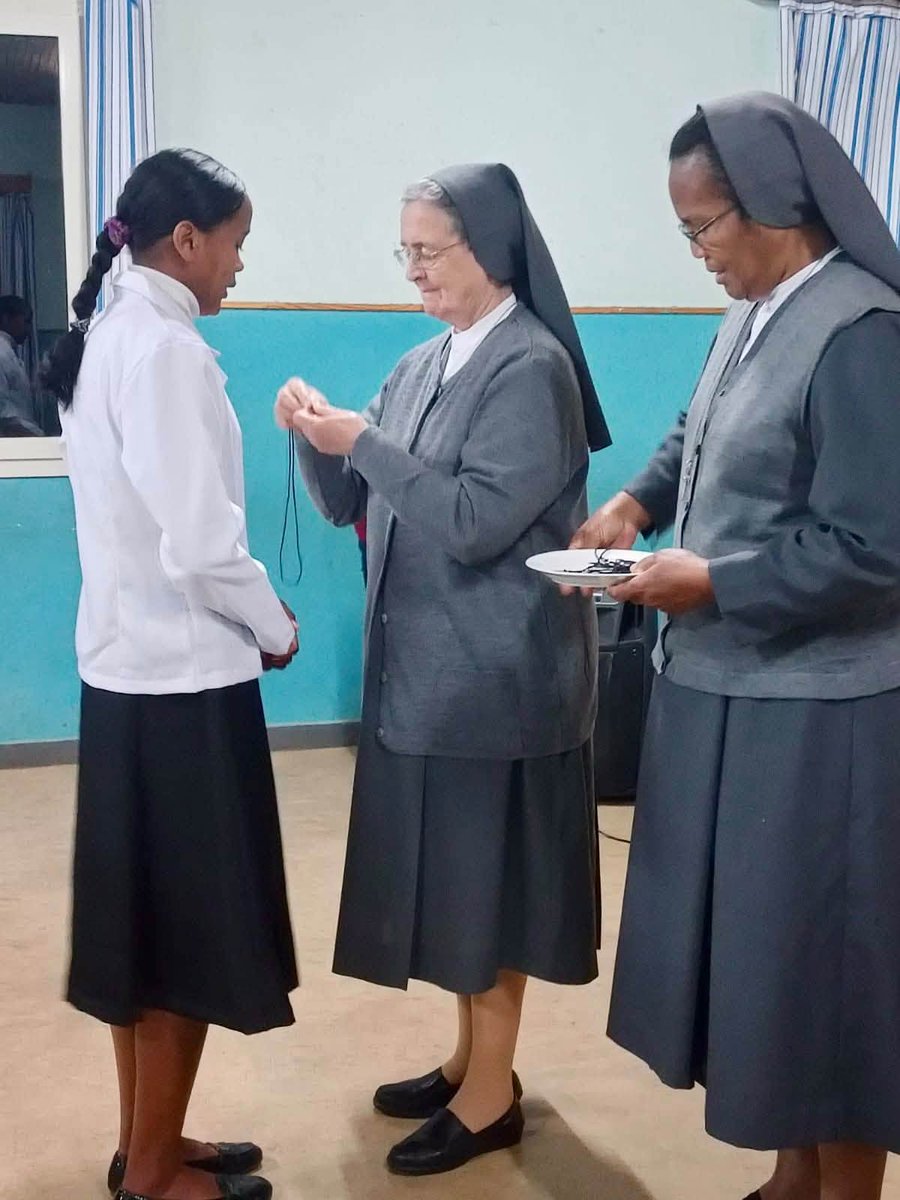 Cgfmanet_Org's tweet photo. #1ottobre2026 A Betafo (Madagascar) Madre Chiara accoglie nove aspiranti che iniziano il loro percorso di formazione nell’Istituto delle #FMA. La Madre le incoraggia a camminare con la Vergine Maria come guida e maestra del loro cammino. #IFMA https://t.co/17KcHFrJkr
