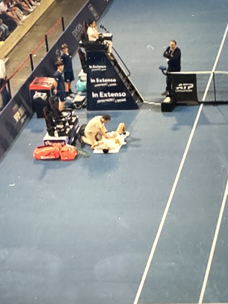 TenisHcapPro's tweet photo. 🔴 #TenisHandicapPro | Cierre de Directo
🇫🇷 C. Chidekh vs. H. Mayot (Challenger Mouilleron-le-Captif)[cite: 7, 8] 📉 Boleto caído: Tocó remar contra corriente en esta ocasión. Lamentablemente, el imprevisto físico en cancha y cómo viró el partido de golpe (ver atención médica adjunta 👇) nos deja fuera en esta.
Damos vuelta a la página de inmediato, la lectura se ajusta y seguimos adelante. ¡A levantar la cabeza y vamos con toda la energía por la revancha en el siguiente! 🎾🔥