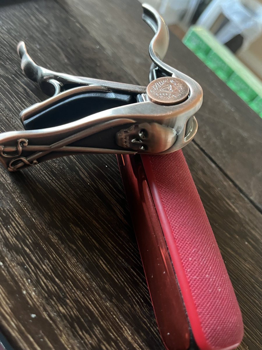 UKDJGAHAK's tweet photo. カポが届いたよ！
めっさゴツい、そして挟む力がこれまたつおい！
セカストでこないだ買ったカポもなかなかやなと思ったけど、それが可愛く思えるくらいでした。 https://t.co/oO98PSkkcR