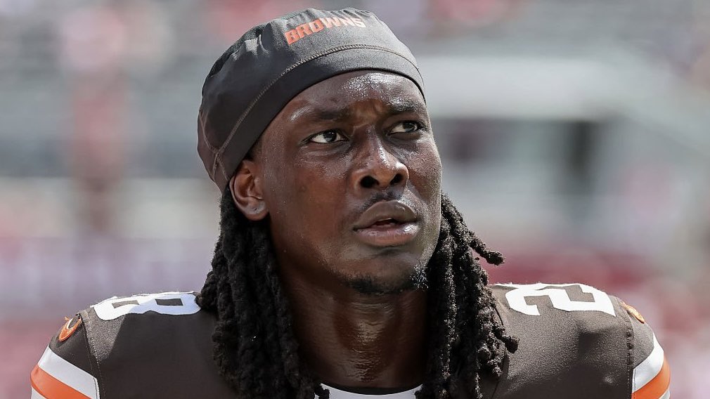 RookieWatxh's tweet photo. Emmanuel McNeil-Warren’s stat line through four games is SOMETHING ELSE:

• 80 total defensive snaps
• 18 total tackles (5th on team)
• 4 targets allowed
• 1 reception allowed (21 total yards)
• 2 PD’s (2nd in team)
• 34.55 AVG passer rating allowed/game

The Browns rookie safety is looking like an ABSOLUTE STEAL 😳💎