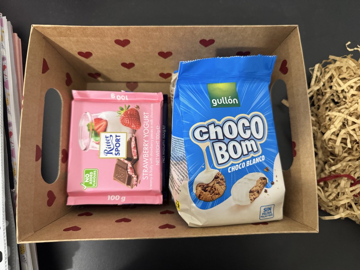 wonluvsx's tweet photo. estoy haciendo esta mini cajita de dulces, de repente me están dando muchos, hay 3 barras de chocolate y 3 bolsas de galleta, una vez llegue a mi meta las podré comer, igual si me dan algo estos días tmb lo guardaré aquí aunq ya no hay tanto espacio😓 https://t.co/92s6hcRE0J