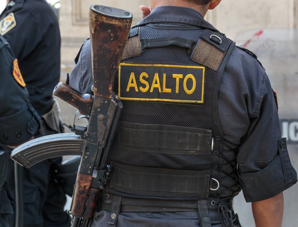 SOFXnetwork's tweet photo. Body-camera footage from a May 21, 2025, shootout on Lima’s Vía Expresa has gone viral again. Peruvian National Police SUAT officers exchanged fire with suspected members of “Los Injertos del Centro,” killing two suspects and wounding three officers. https://t.co/67bRXzw9RA