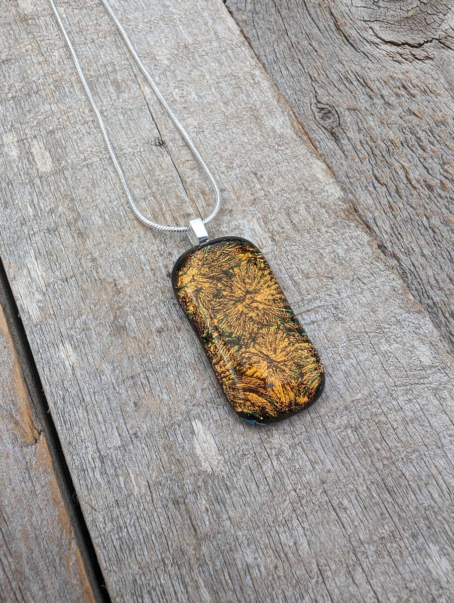 Samphireglass's tweet photo. A beautiful shimmering gold to green Florentine dichroic glass necklace. Wonderful handcrafted glass pendant.
#handcrafted #giftideas #shopindie
https://t.co/zWvRUYzSWc https://t.co/uSOmqDzFwF