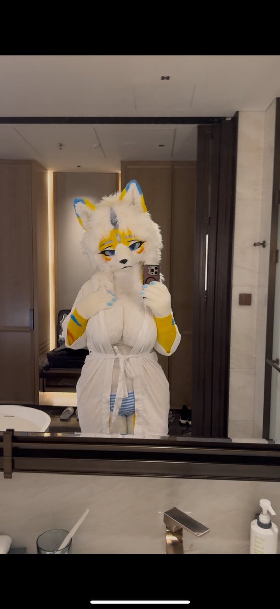 AlarikaVirmon's tweet photo. bathrope https://t.co/GHzn581Duj