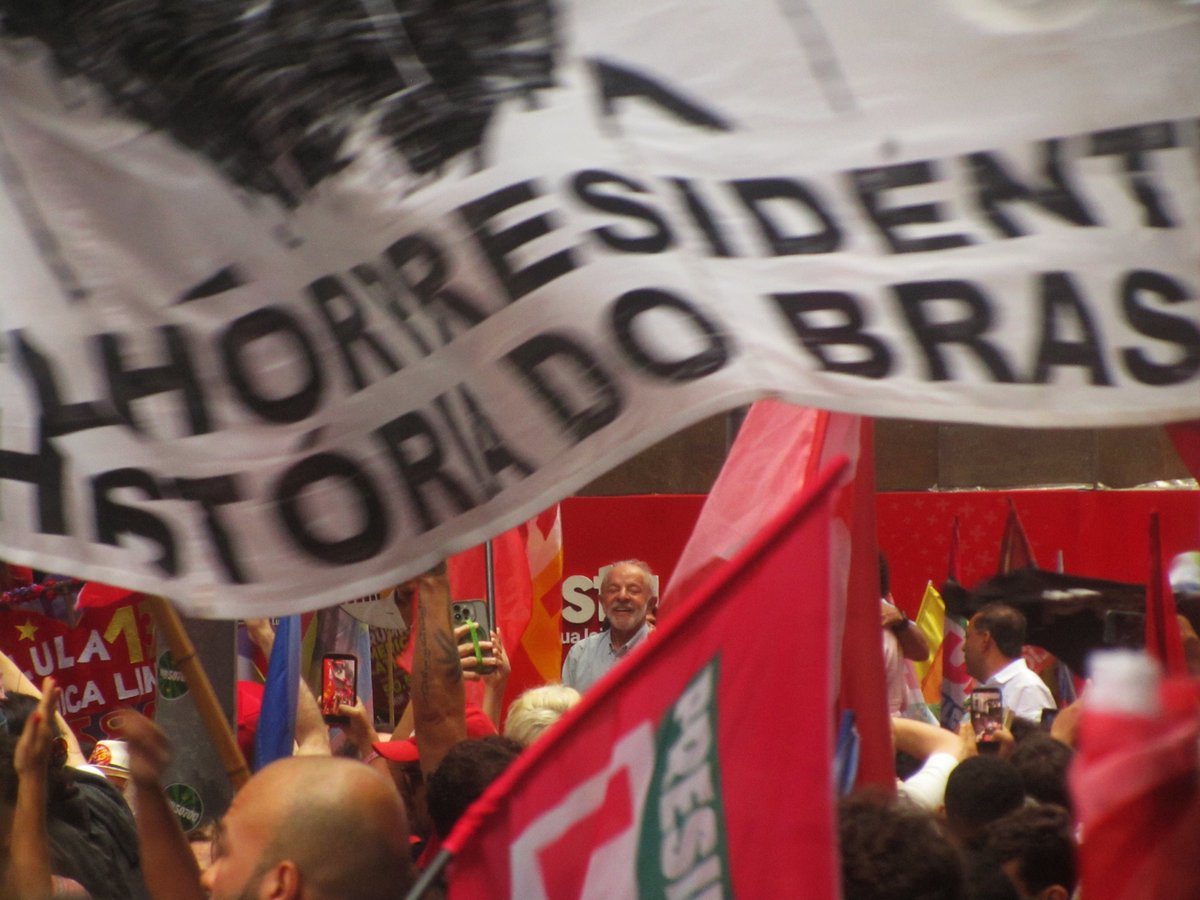 galangabiel's tweet photo. SINTO QUE TIREI A MAIOR FOTO DO MUNDO PQP LULA MEU PRESIDENTE TO CHORANDO https://t.co/KdJNE6YQHY