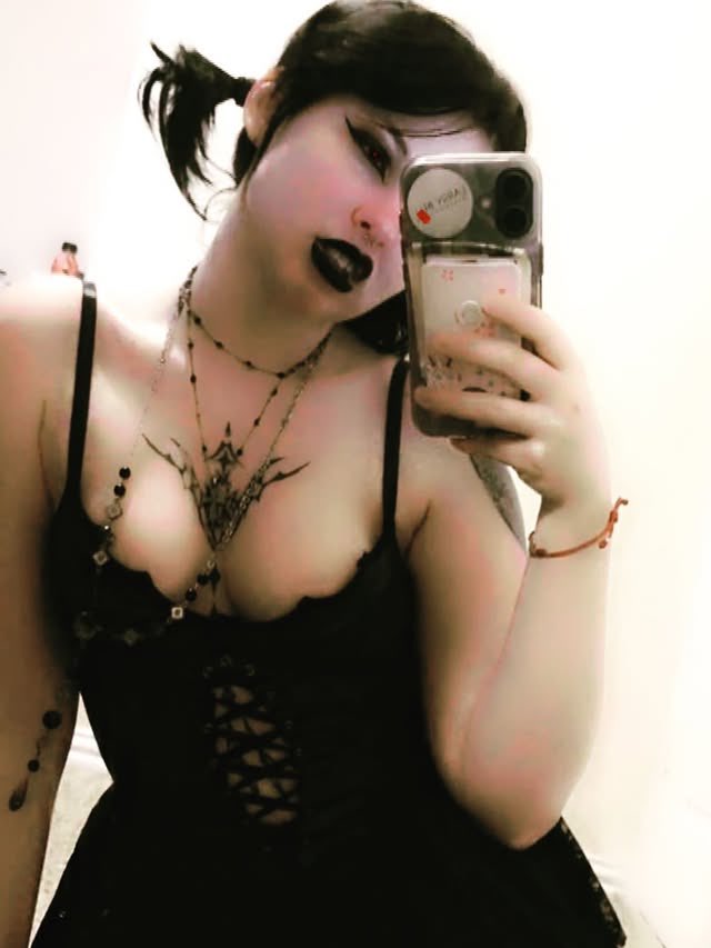 RedEveGoddess's tweet photo. If your simp want new damn goddess to drain u dm me loser https://t.co/oqfN0ytP8l