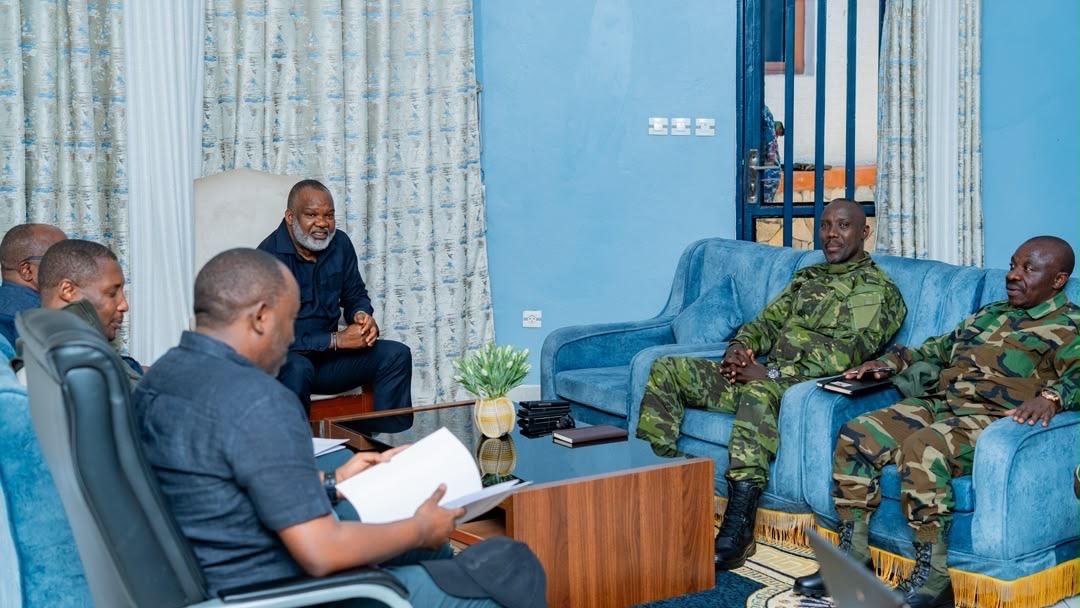 FRNCongo's tweet photo. Face à la résurgence de la maladie à virus Ebola (MVE), les autorités politico-militaires de l’AFC/ARC se sont réunies ce 2 octobre 2026 au cabinet de travail de la Coordination politique afin d’évaluer la situation épidémiologique et de prendre les mesures urgentes nécessaires au renforcement de la riposte.

Les autorités sanitaires ont confirmé la détection de six cas de MVE, dont quatre à Alimbongo et deux à Kayna, dans la province du Nord-Kivu. Les investigations indiquent que ces cas appartiennent à une même chaîne de transmission, liée à une contamination importée depuis Butembo. Quatre cas ont été détectés à la suite de prélèvements post-mortem, tandis que deux patients symptomatiques sont actuellement pris en charge.

Face à cette situation, le dispositif de riposte a été immédiatement renforcé à Alimbongo et à Kayna. Les équipes sanitaires intensifient la surveillance, la recherche des cas suspects ainsi que l’identification et le suivi des personnes ayant été en contact avec les cas confirmés, avec pour objectif d’interrompre rapidement la chaîne de transmission.

L’Alliance Fleuve Congo appelle les populations d’Alimbongo, de Kayna ainsi que celles des zones sous administration de l’AFC à la vigilance et à une pleine coopération avec les équipes sanitaires. Le respect des mesures de prévention, le signalement rapide des cas suspects et la facilitation du travail des équipes de riposte sont essentiels pour protéger les communautés et contenir la propagation du virus.

Ensemble, restons vigilants. Ensemble, brisons la chaîne de transmission.