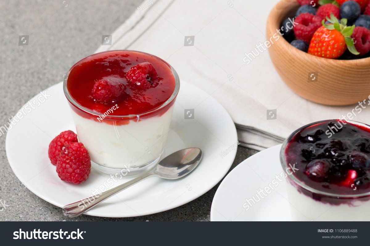 MadelineSnpj's tweet photo. Una merienda de verano perfecta: frambuesas jugosas, hielo frío y un café con leche cremoso, todo en un vaso transparentito!， https://t.co/ha1n3qSm97