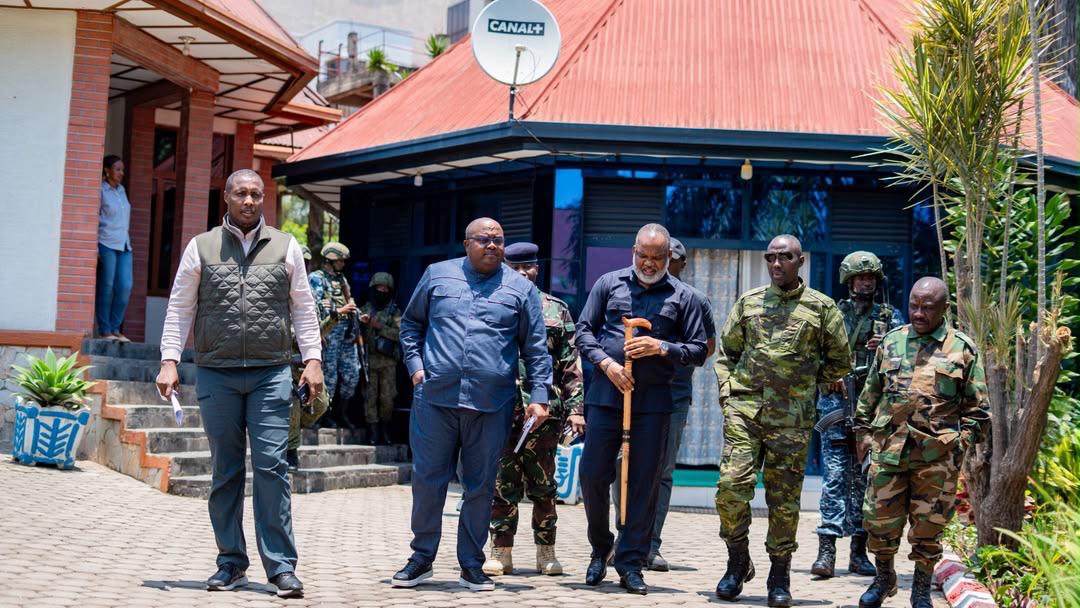 FRNCongo's tweet photo. Face à la résurgence de la maladie à virus Ebola (MVE), les autorités politico-militaires de l’AFC/ARC se sont réunies ce 2 octobre 2026 au cabinet de travail de la Coordination politique afin d’évaluer la situation épidémiologique et de prendre les mesures urgentes nécessaires au renforcement de la riposte.

Les autorités sanitaires ont confirmé la détection de six cas de MVE, dont quatre à Alimbongo et deux à Kayna, dans la province du Nord-Kivu. Les investigations indiquent que ces cas appartiennent à une même chaîne de transmission, liée à une contamination importée depuis Butembo. Quatre cas ont été détectés à la suite de prélèvements post-mortem, tandis que deux patients symptomatiques sont actuellement pris en charge.

Face à cette situation, le dispositif de riposte a été immédiatement renforcé à Alimbongo et à Kayna. Les équipes sanitaires intensifient la surveillance, la recherche des cas suspects ainsi que l’identification et le suivi des personnes ayant été en contact avec les cas confirmés, avec pour objectif d’interrompre rapidement la chaîne de transmission.

L’Alliance Fleuve Congo appelle les populations d’Alimbongo, de Kayna ainsi que celles des zones sous administration de l’AFC à la vigilance et à une pleine coopération avec les équipes sanitaires. Le respect des mesures de prévention, le signalement rapide des cas suspects et la facilitation du travail des équipes de riposte sont essentiels pour protéger les communautés et contenir la propagation du virus.

Ensemble, restons vigilants. Ensemble, brisons la chaîne de transmission.