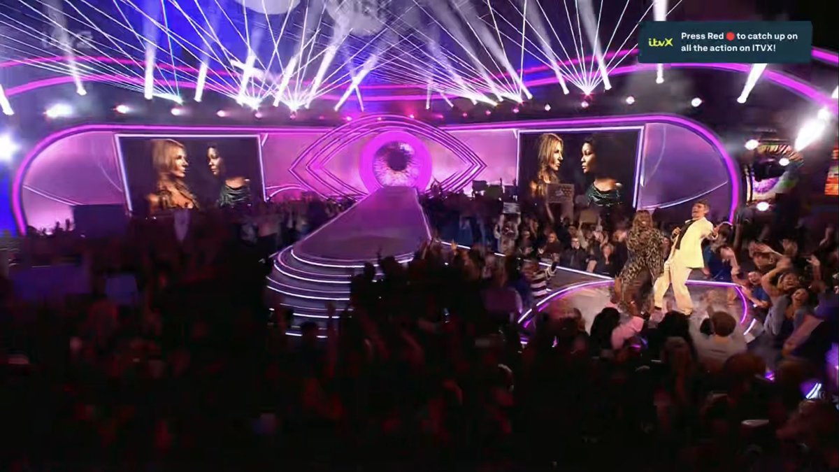 superTV247's tweet photo. This is the biggest and loudest eviction crowd I have ever seen on ITV. This is an eviction for the AGES. #BBUK https://t.co/Jw0lJGNrIw