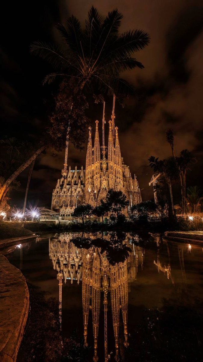 echoesofworld's tweet photo. Barcelona at night https://t.co/WmMrf80pLW