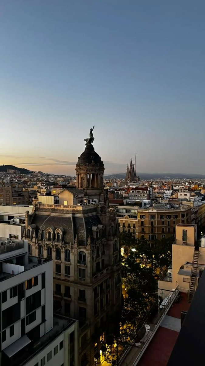echoesofworld's tweet photo. Barcelona at night https://t.co/WmMrf80pLW