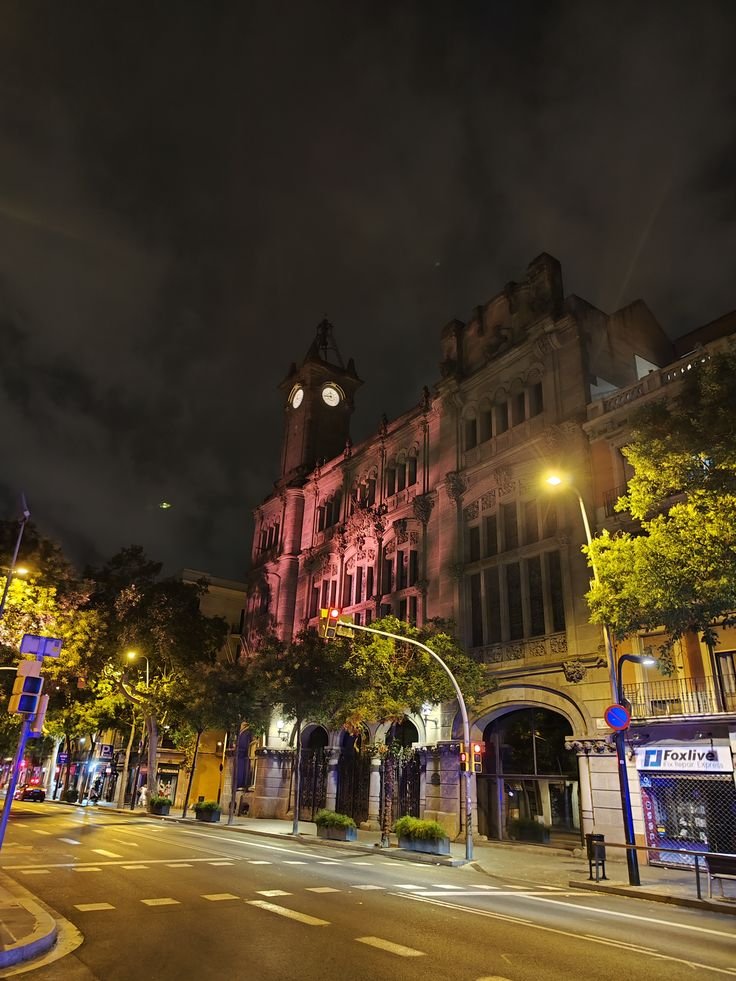 echoesofworld's tweet photo. Barcelona at night https://t.co/WmMrf80pLW