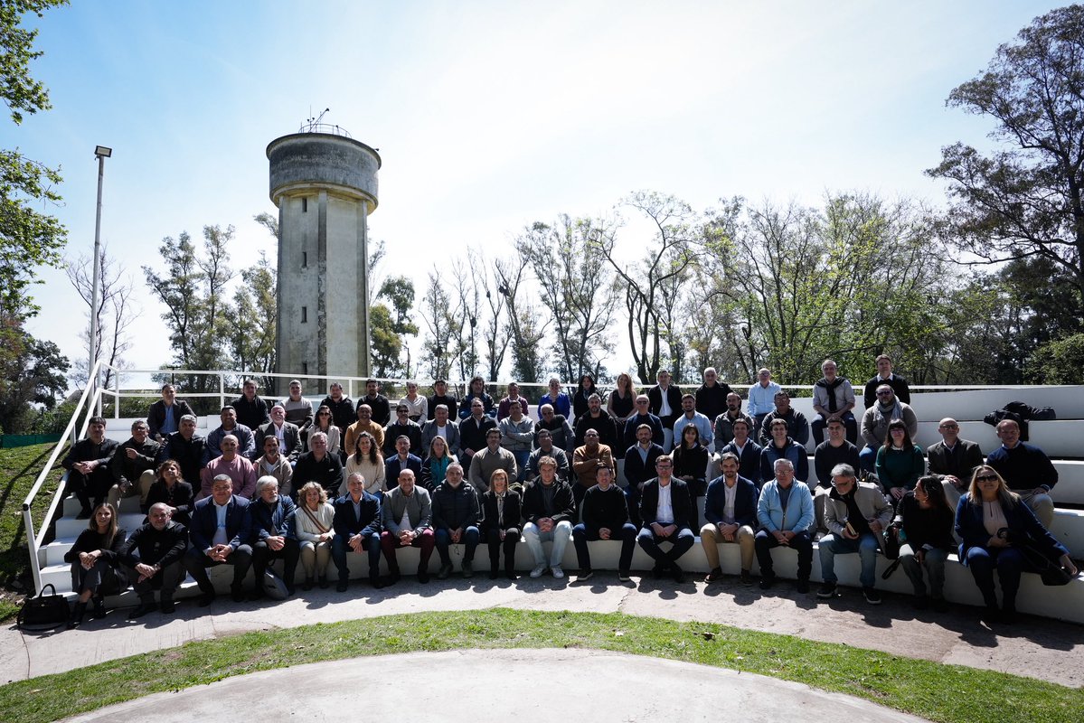 Nardini_Leo's tweet photo. Los municipios tiene un rol central para que la obra pública siga sucediendo 🙌

Nos reunimos con representantes de más de 40 municipios bonaerenses, organismos, universidades y empresas para compartir experiencias, pensar soluciones y planificar cómo seguir dando respuestas en los territorios.

En momentos donde los recursos son cada vez más limitados, necesitamos más planificación, más articulación y más trabajo conjunto. Porque cuando un municipio, los equipos técnicos y los distintos organismos se sientan en la misma mesa, podemos encontrar soluciones concretas para los problemas de nuestra Provincia.

#obrapública #obras #infraestructura #desarrollo