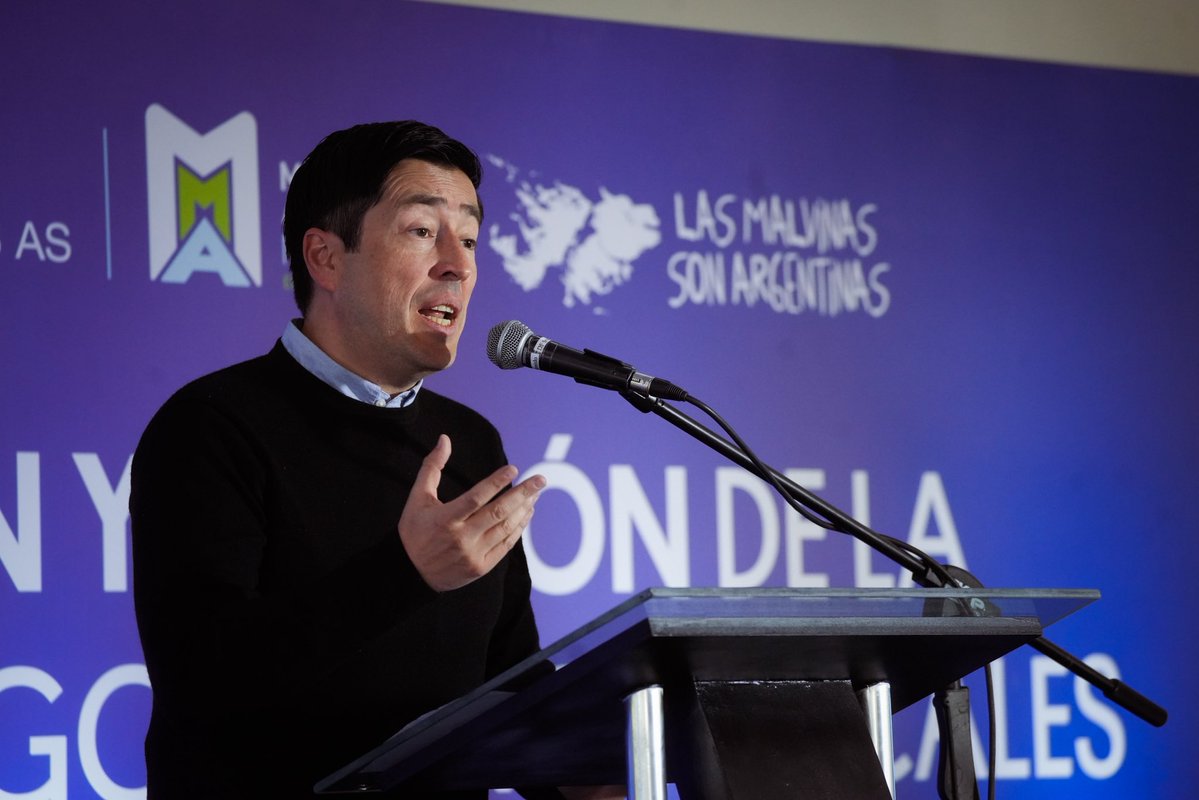 Nardini_Leo's tweet photo. Los municipios tiene un rol central para que la obra pública siga sucediendo 🙌

Nos reunimos con representantes de más de 40 municipios bonaerenses, organismos, universidades y empresas para compartir experiencias, pensar soluciones y planificar cómo seguir dando respuestas en los territorios.

En momentos donde los recursos son cada vez más limitados, necesitamos más planificación, más articulación y más trabajo conjunto. Porque cuando un municipio, los equipos técnicos y los distintos organismos se sientan en la misma mesa, podemos encontrar soluciones concretas para los problemas de nuestra Provincia.

#obrapública #obras #infraestructura #desarrollo