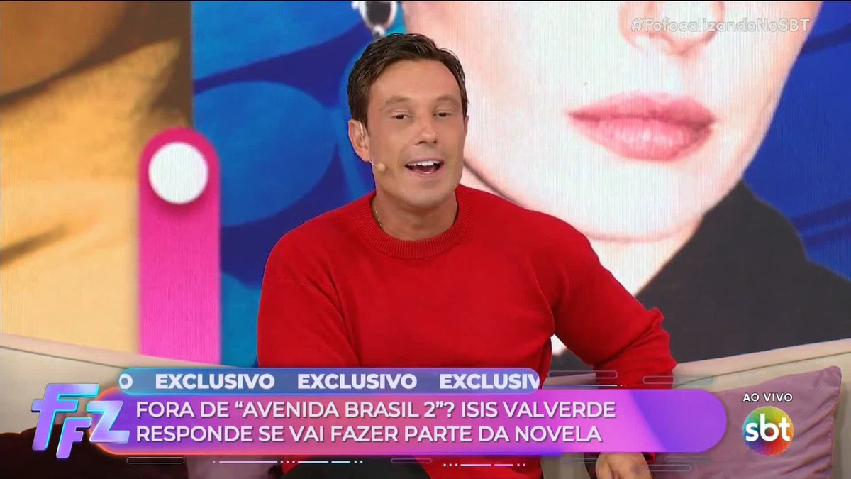 A television broadcast from SBT showing a man in a red sweater on the show 'Fofocalizando'. The lower third reads 'EXCLUSIVO: FORA DE "AVENIDA BRASIL 2"? ISIS VALVERDE RESPONDE SE VAI FAZER PARTE DA NOVELA'.