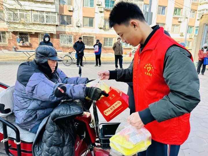 MadisonFroqazk's tweet photo. Hoy ayudé en el comedor comunitario, distribuimos alimentos a 120 familias necesitadas. La solidaridad hace que el mundo sea más cálido!， https://t.co/50fkcvoL9k
