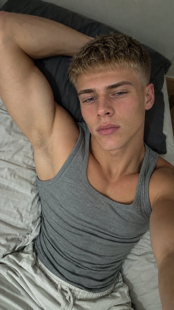 elian_schus's tweet photo. heyy guys would you prefer to kiss me, sniff, or lick my trimmed armpits? 😋and do you prefer smelly or cleaned? #biboy #armpits #alphaworship (for those you like more hairy, just wait for it...😉) https://t.co/NSMuZnE0h6