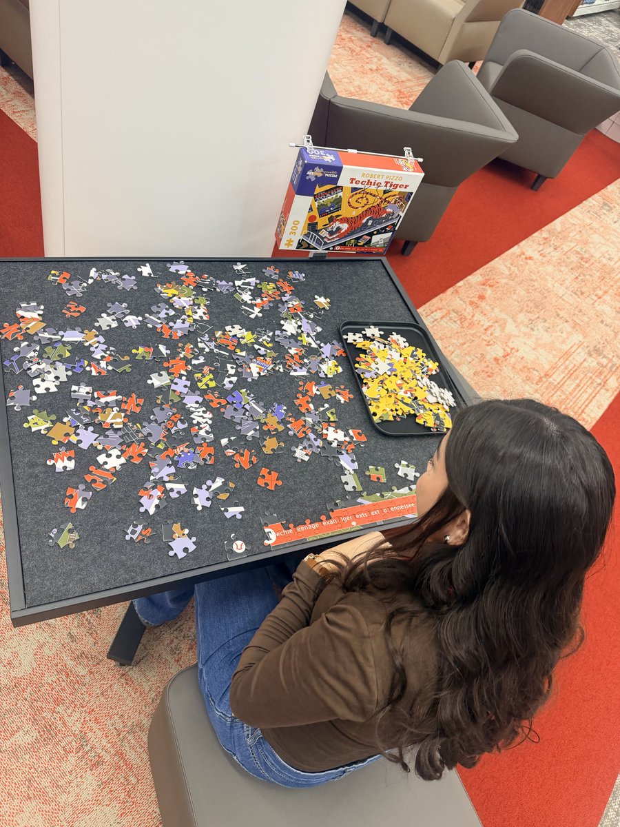 Katy_JHLibrary's tweet photo. Puzzle table alert! New & Already a Hit!! #tigersread @katy_libraries #NowTrending #PuzzleFun #LibraryFun #katylibraries https://t.co/xOzrSMPOGY
