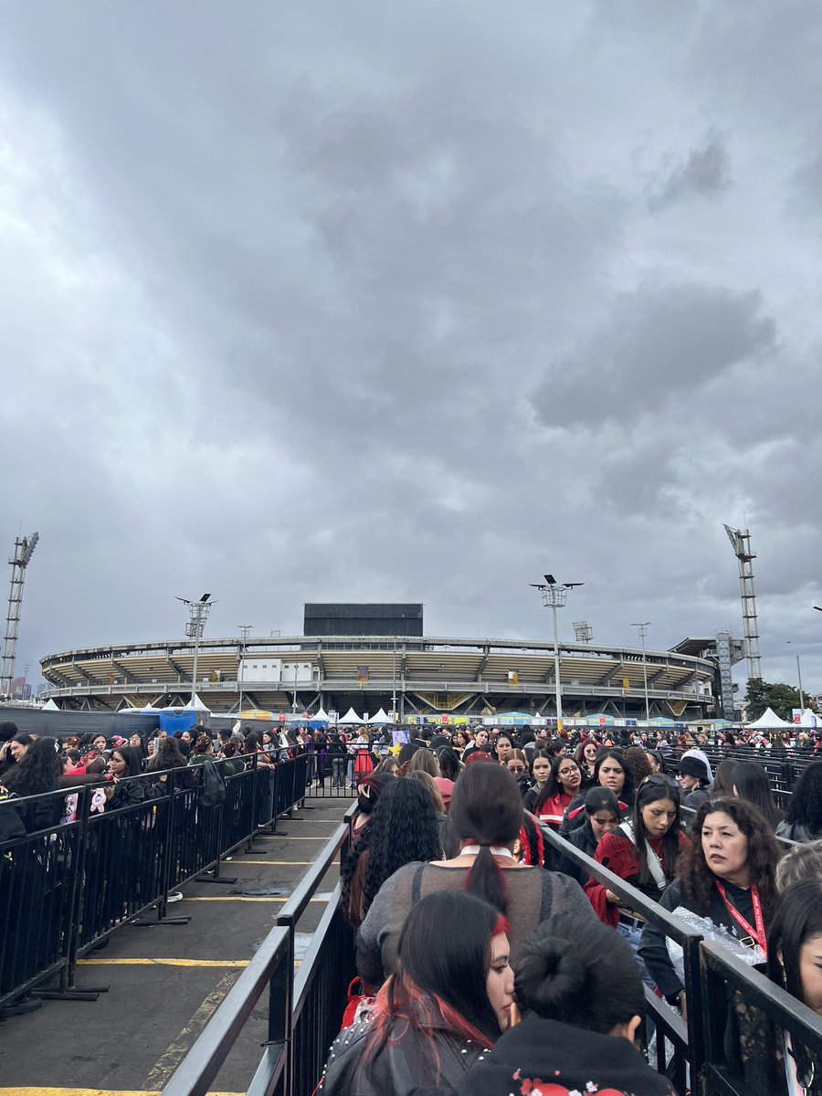 jikookb_'s tweet photo. LA @jikookb_ ESTÁ EN EL CONCIERTO, QUE EMOCIÓN 😭😭😭 HOY JIMIN Y JUNGKOOK SE BESAN Y ESTARÉ EN VIP PARA VERLOOO https://t.co/N8P43HAY87