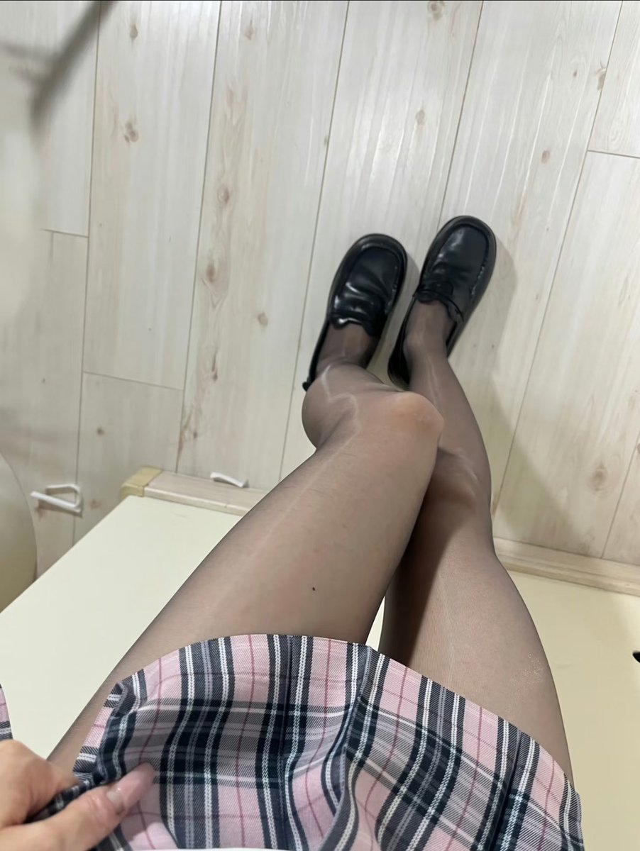 EdwayKnopp47841's tweet photo. 小贱狗，爬过来给主人舔脚。 跪好让主人检查你的小鸡鸡。 #母狗 #女大 #反差 https://t.co/mB7i2Qp8hI