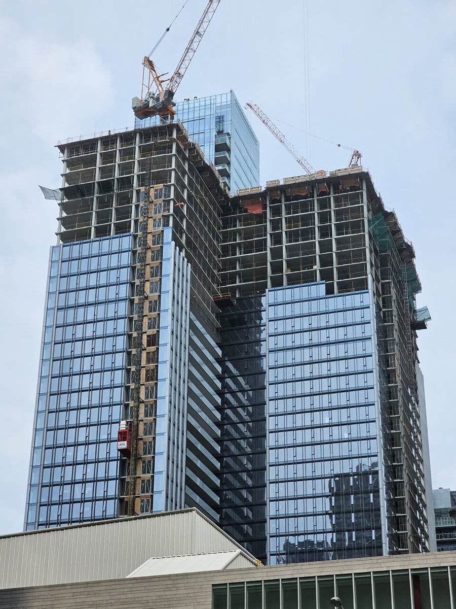 Urban_Toronto's tweet photo. As The Pemberton continues to grow in stature, it begins to join the growing cluster of luxury skyscraper real estate that's recently densified Toronto's Yorkville neighbourhood. https://t.co/3IC8rdYwON https://t.co/g3xeSlFsmv