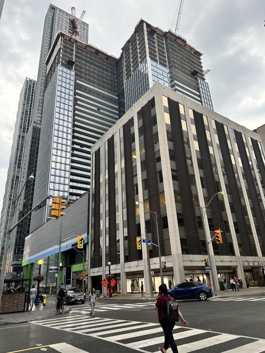 Urban_Toronto's tweet photo. As The Pemberton continues to grow in stature, it begins to join the growing cluster of luxury skyscraper real estate that's recently densified Toronto's Yorkville neighbourhood. https://t.co/3IC8rdYwON https://t.co/g3xeSlFsmv