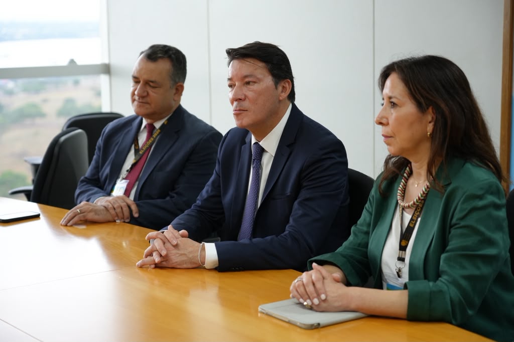 OEA_oficial's tweet photo. En el marco de las elecciones generales en Brasil, la #MOE_OEA en Brasil, encabezada por @Insulza, se reunió con la Misión Electoral de @UNIORE, liderada por Hernán Penagos, Registrador Nacional del Estado Civil de Colombia @registraduria.
Durante el encuentro, dialogaron sobre el trabajo que ambas instituciones vienen desarrollando en vísperas de las #Eleições2026 🇧🇷.