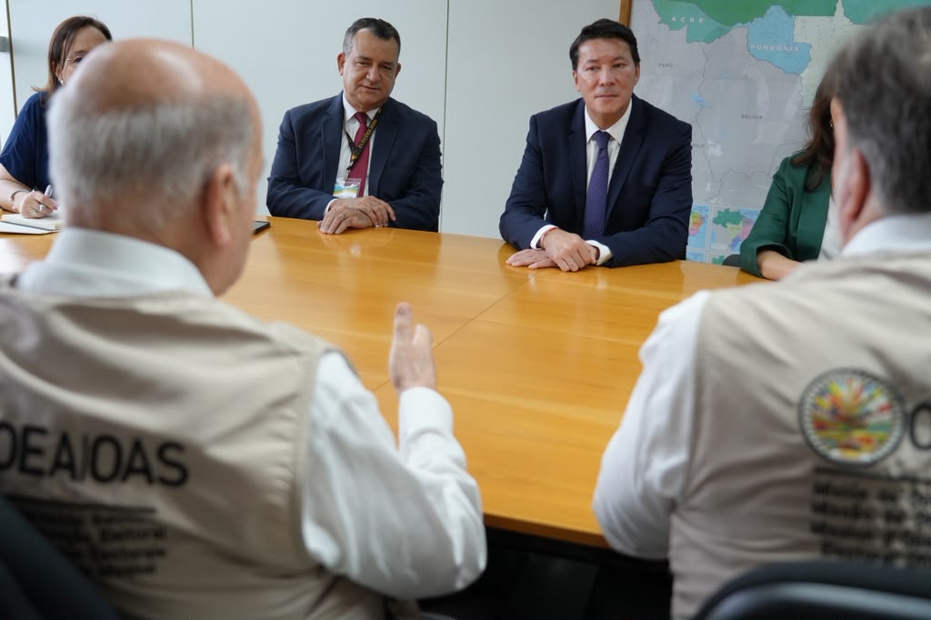 OEA_oficial's tweet photo. En el marco de las elecciones generales en Brasil, la #MOE_OEA en Brasil, encabezada por @Insulza, se reunió con la Misión Electoral de @UNIORE, liderada por Hernán Penagos, Registrador Nacional del Estado Civil de Colombia @registraduria.
Durante el encuentro, dialogaron sobre el trabajo que ambas instituciones vienen desarrollando en vísperas de las #Eleições2026 🇧🇷.