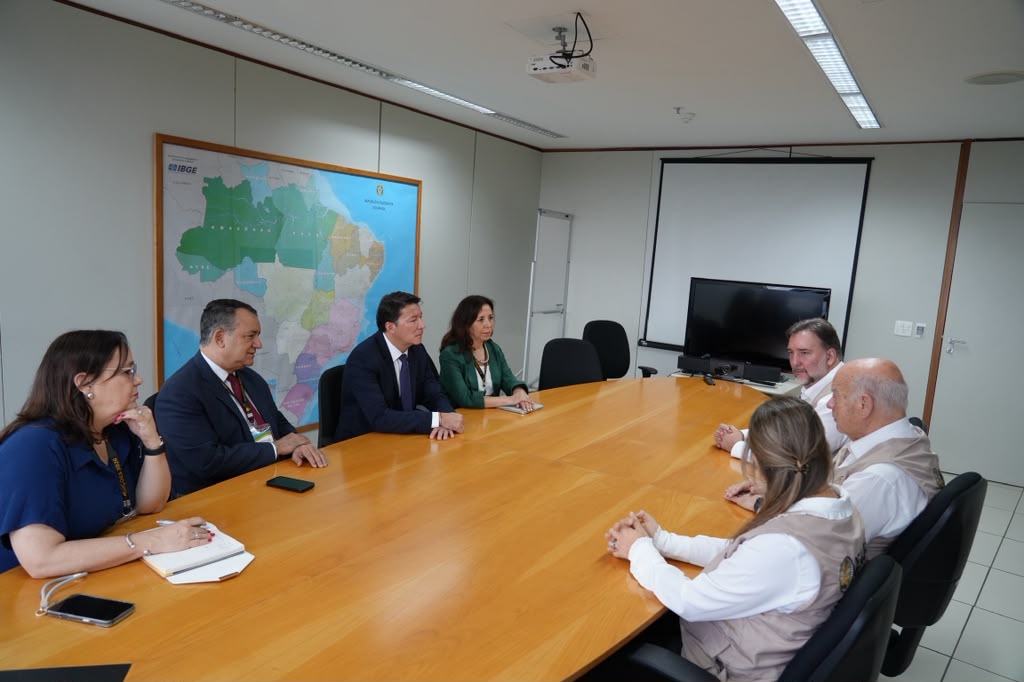 OEA_oficial's tweet photo. En el marco de las elecciones generales en Brasil, la #MOE_OEA en Brasil, encabezada por @Insulza, se reunió con la Misión Electoral de @UNIORE, liderada por Hernán Penagos, Registrador Nacional del Estado Civil de Colombia @registraduria.
Durante el encuentro, dialogaron sobre el trabajo que ambas instituciones vienen desarrollando en vísperas de las #Eleições2026 🇧🇷.