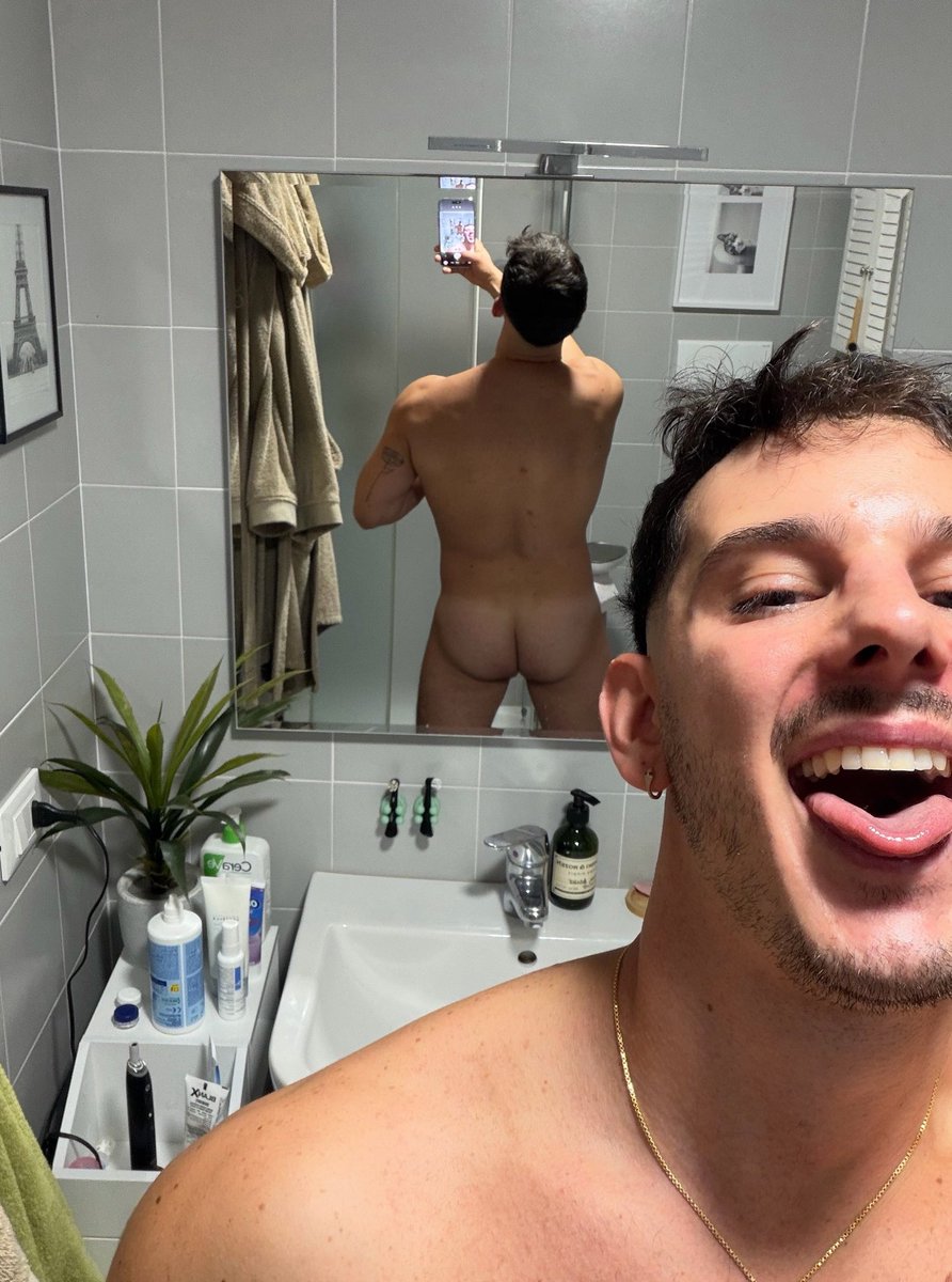 mattiaof1993's tweet photo. Man in the mirror 🤭🤭 https://t.co/Y0Ki1WHeap