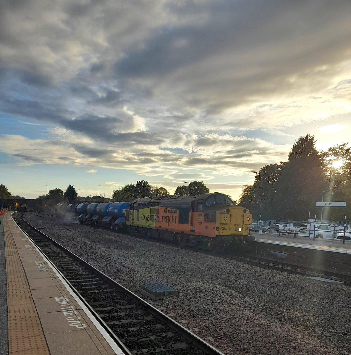 wallygridboy's tweet photo. #classictraction 37057+37219 on 3J52 1623 Brough-York Thrall RHTT passes Selby. https://t.co/5ppaiI98q2