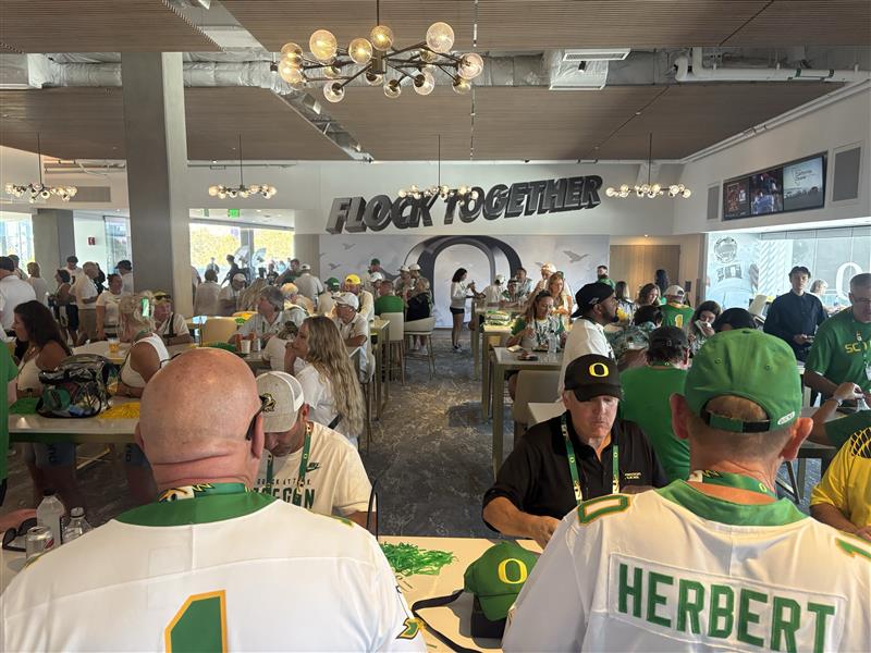 UOAlumni's tweet photo. SoCal Ducks, thanks for making our Mighty Oregon Tailgate at USC one to remember! We did it for 5.
Missed this one? There's still time to travel with us to Ohio State: https://t.co/GHcLs96OiB
#GoDucks #UOAlumni https://t.co/Ye0ruwzpMD