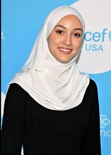 DrDemirdasEn's tweet photo. 🇺🇸 Amerika’da gündem, ülkedeki en iyi üniversitelerinden Cornell’de 7 erkek öğrencinin bir kız öğrenciye toplu tecavüzü.

Bu olayı ortaya çıkaran ise Müslüman gazeteci Sophia Dasser. (Sağda)

George Washingtonist ve laik eğitim sistemini savunanların kafaları çok karışık! https://t.co/d533IhPSUf