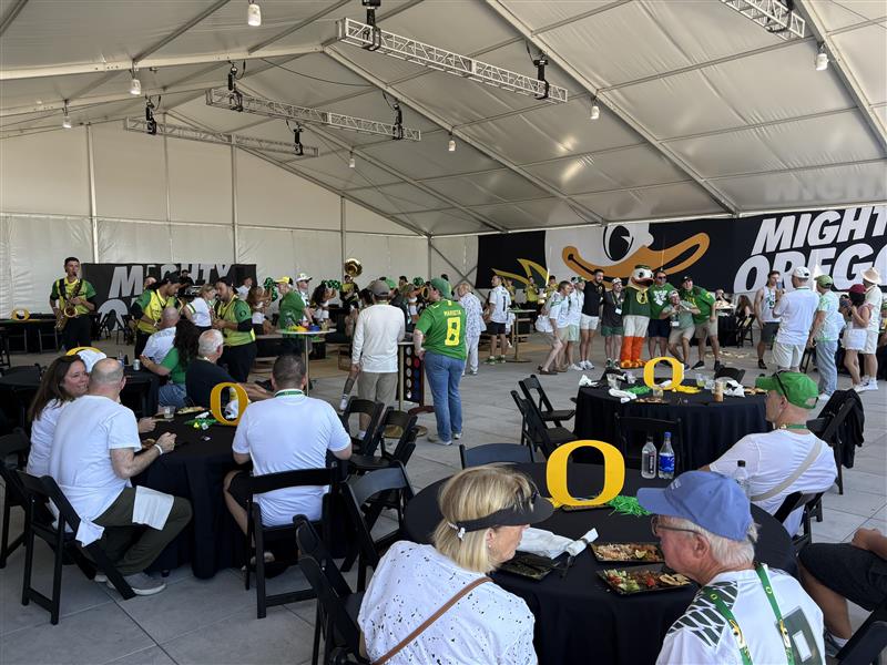 UOAlumni's tweet photo. SoCal Ducks, thanks for making our Mighty Oregon Tailgate at USC one to remember! We did it for 5.
Missed this one? There's still time to travel with us to Ohio State: https://t.co/GHcLs96OiB
#GoDucks #UOAlumni https://t.co/Ye0ruwzpMD
