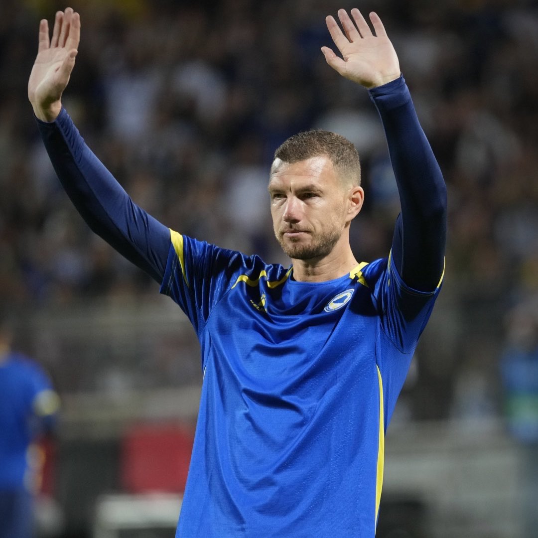 ajansfenercom's tweet photo. 63’ Edin Dzeko son kez oyundan çıktı. 

Bosna elması, Milli Takıma veda etti! https://t.co/jch5eWP8jp