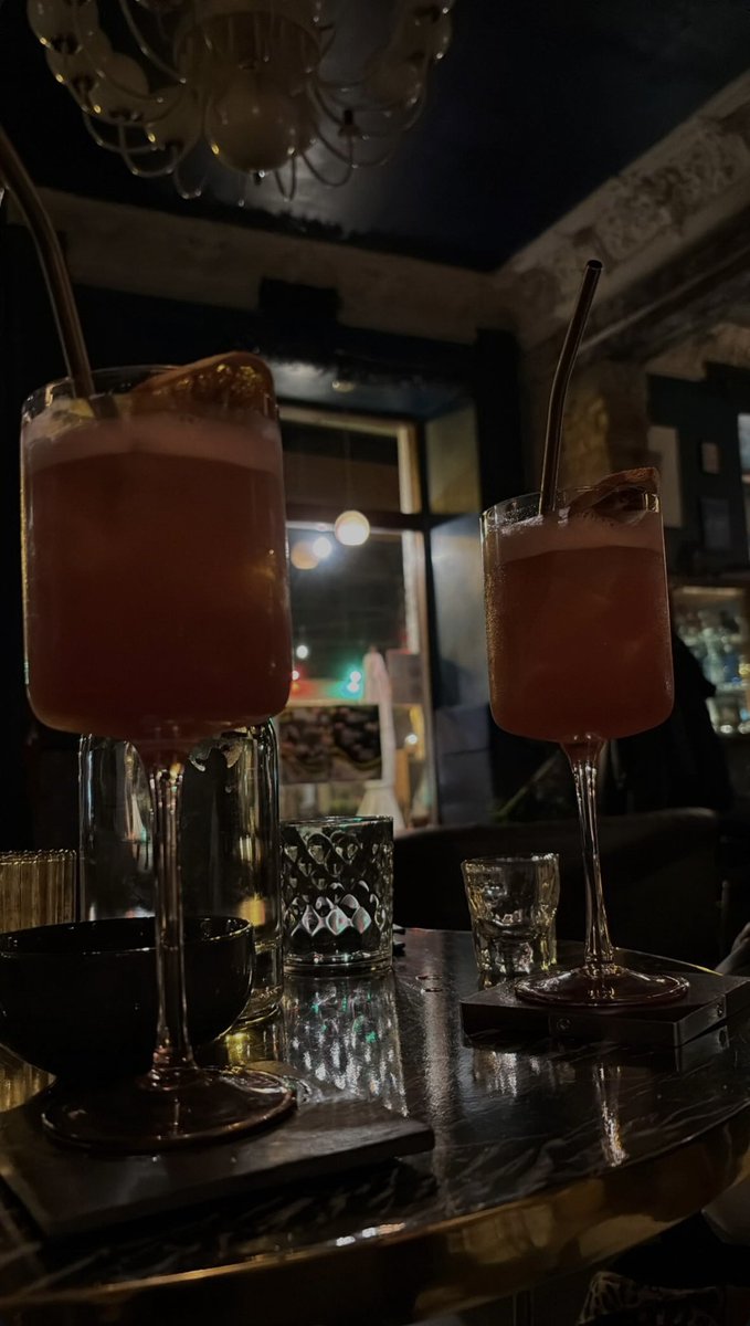 pay4Sandra's tweet photo. Masz mi umilić dzisiejszy wieczór. Od tego jesteś 🫴🏻💵

Drinki na stole, czekam na kolację, a girls night się rozkręca 🥂🎀
Ja się będę bawić, a ty możesz sobie grzecznie popatrzeć i docenić że w ogóle pozwalam ci tu być!!

#findom #femdom #domina #uległy #królowa #bankomat #feet https://t.co/V11SYaJCJQ