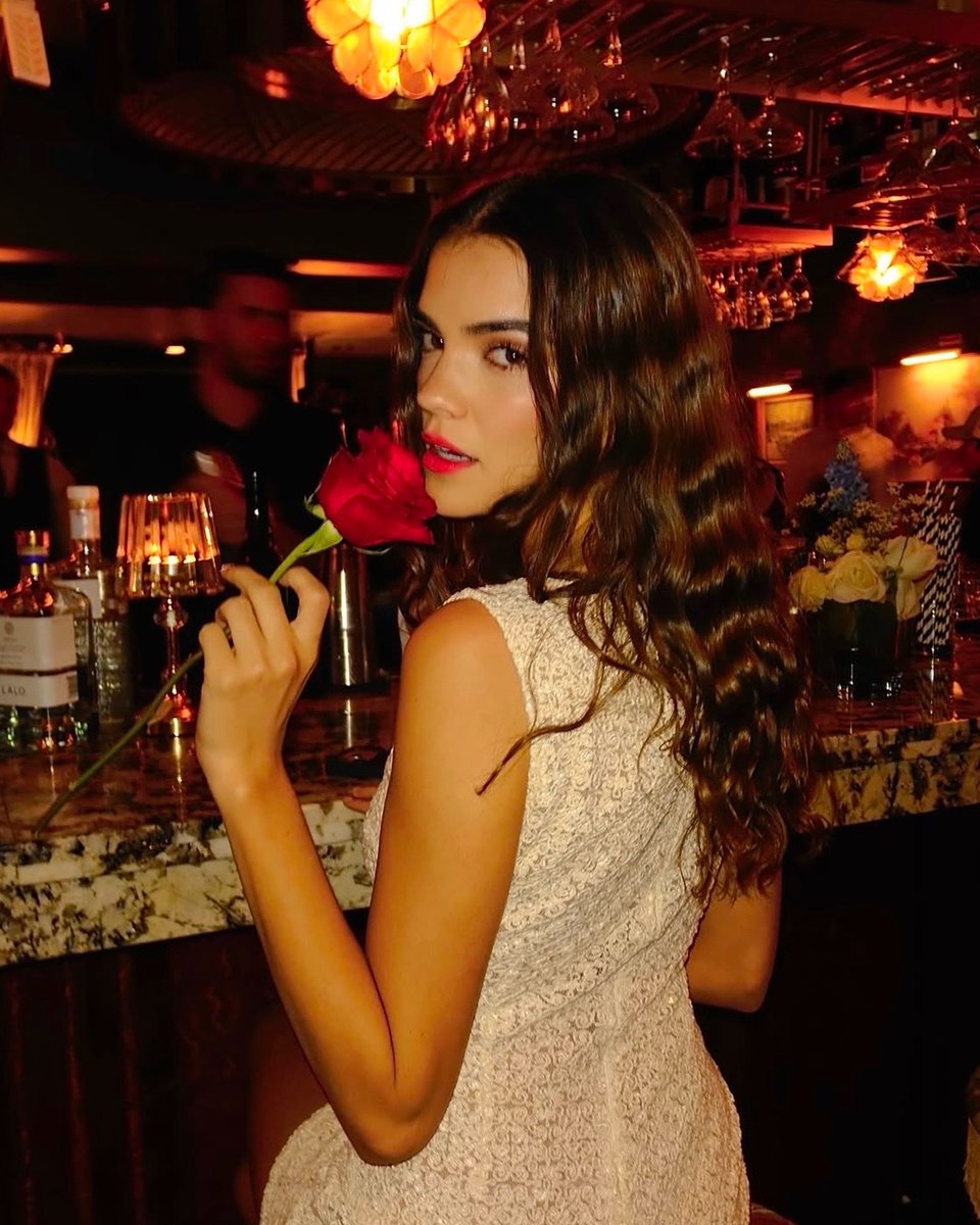 Celesteamadon's tweet photo. Nothing sums up the problem with dating apps like spending real money to send fake roses. 

So we made them real. 

Starting today, you can send anyone a single-stemmed rose for $3.33, the cost of a digital one on a ~certain~ dating app. 

https://t.co/LjHqC30j9q https://t.co/uSN9sFnK0N
