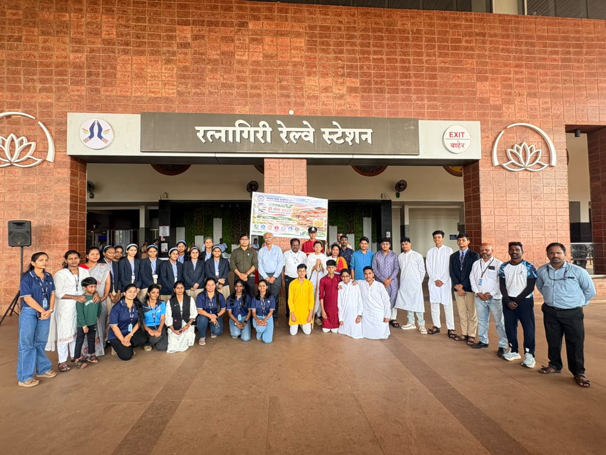 KonkanRailway's tweet photo. #SwachhataHiSeva2026 | A Prabhat Pheri and Nukkad Natak were organised by Podar High School students at Ratnagiri Railway Station, spreading the message of cleanliness and civic responsibility.
#SwachhBharat #SadarSeva https://t.co/tFcZ2b5lVg