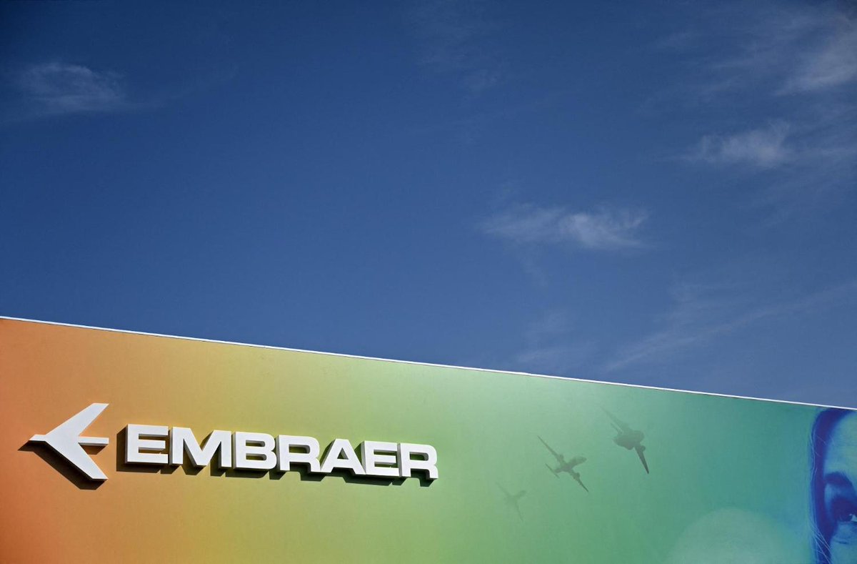 exame's tweet photo. Embraer entrega um avião por dia útil no 3º tri e bate recorde para o período https://t.co/01CVhw74e1 https://t.co/ij77rKtJRR