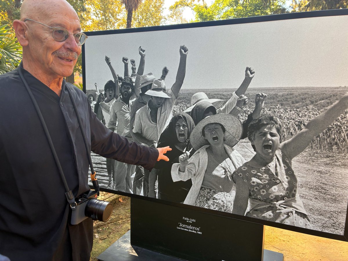 marramirez's tweet photo. Hoy se inauguró en Sevilla. Allí estaban con fotos expuestas @PabloJulia, apreciado compañero @FCom_US, y también @AleRuesga, que lleva su ejercicio profesional a las aulas en el Master de Periodismo Deportivo. https://t.co/3dZtI2KSrg