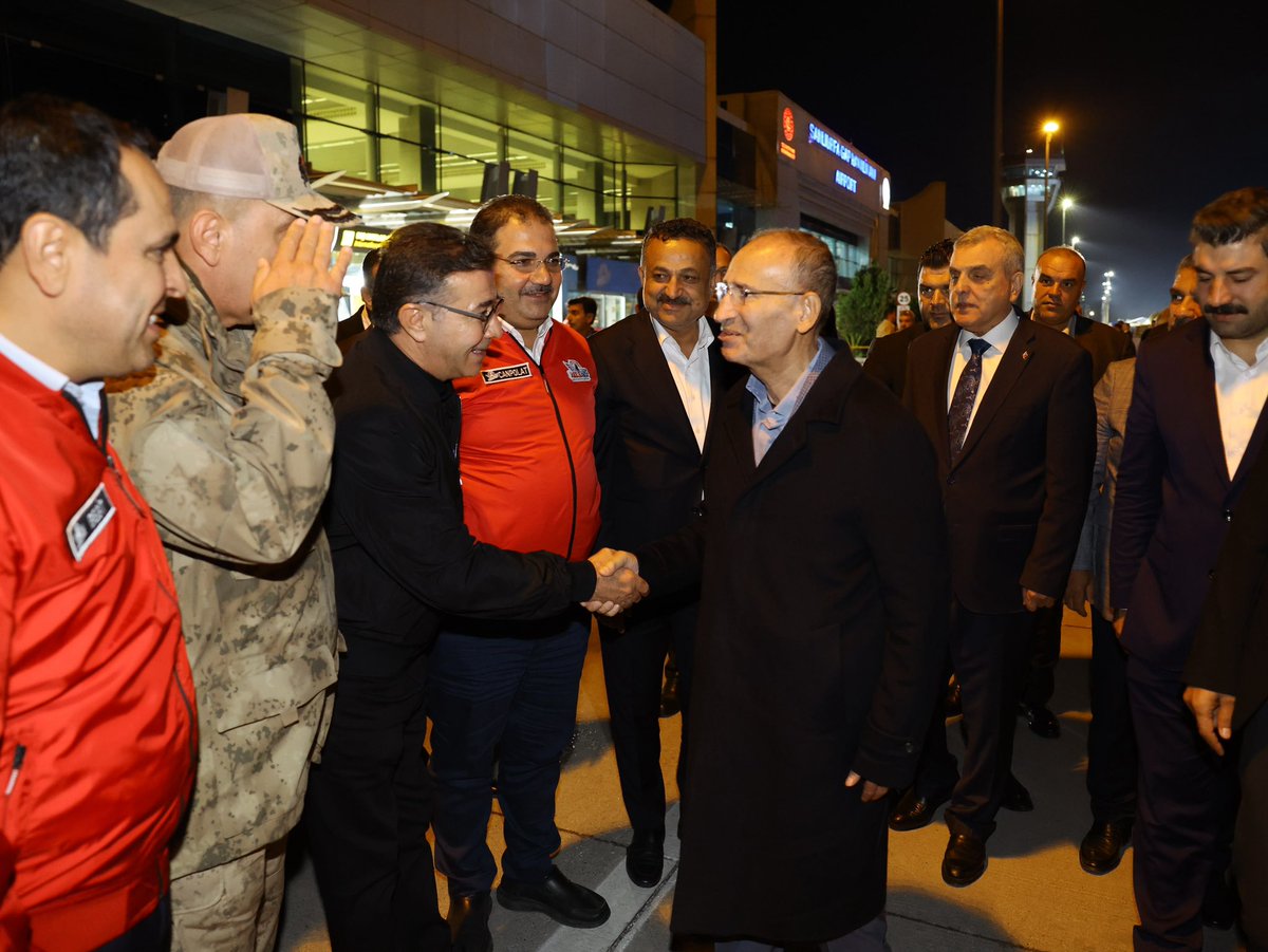 bucakalimurat82's tweet photo. Şanlıurfa Milletvekilimiz, TBMM Başkan Vekilimiz Sayın Bekir Bozdağ’ı Şanlıurfa’mızda havalimanında karşıladık.

TEKNOFEST heyecanını Şanlıurfa’ya kazandıran Sayın Bozdağ, yarın Cumhurbaşkanımız Sayın Recep Tayyip Erdoğan’ın teşrifleriyle gerçekleştirilecek TEKNOFEST programı ve Şanlıurfa Şehir Hastanemizin açılışı öncesinde şehrimize gelerek sahadaki hazırlıkları yerinde değerlendirdi.

Şanlıurfa’mız için gurur ve heyecan dolu, tarihi bir günün arifesindeyiz.

@RTErdogan 
@bybekirbozdag 
@abuyukgumus 
@mustafademir 
@milhamigunbegi 
@Cengizozeyran82