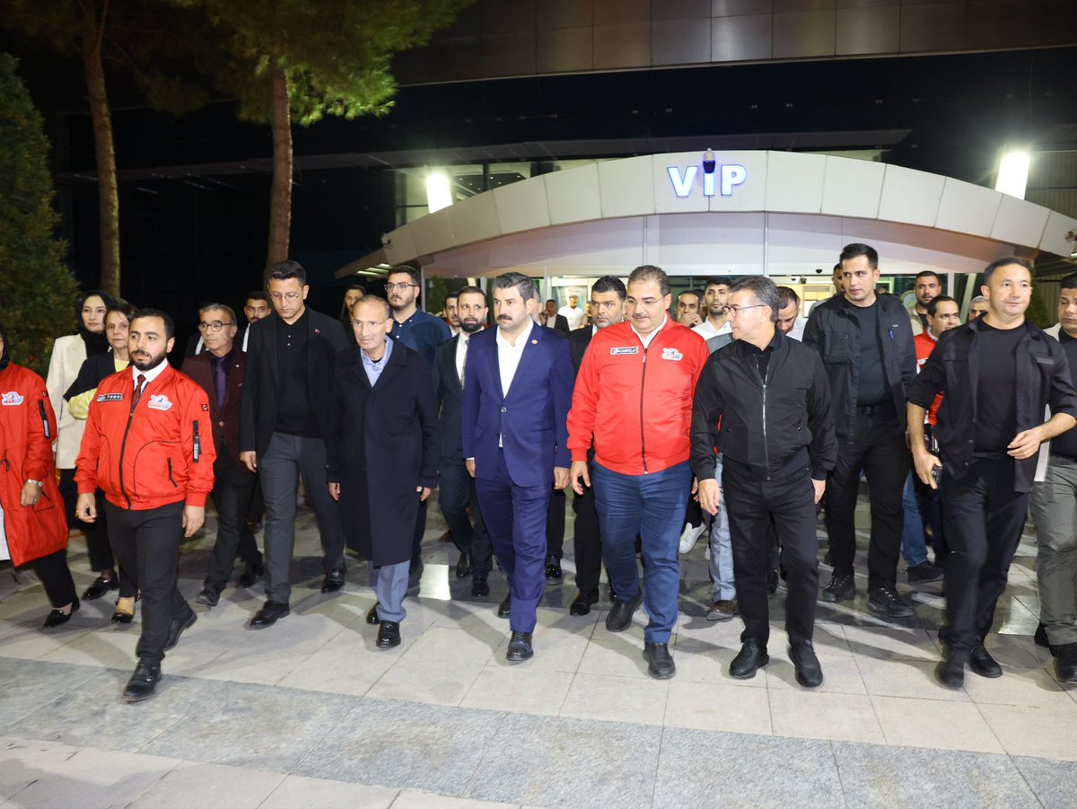 bucakalimurat82's tweet photo. Şanlıurfa Milletvekilimiz, TBMM Başkan Vekilimiz Sayın Bekir Bozdağ’ı Şanlıurfa’mızda havalimanında karşıladık.

TEKNOFEST heyecanını Şanlıurfa’ya kazandıran Sayın Bozdağ, yarın Cumhurbaşkanımız Sayın Recep Tayyip Erdoğan’ın teşrifleriyle gerçekleştirilecek TEKNOFEST programı ve Şanlıurfa Şehir Hastanemizin açılışı öncesinde şehrimize gelerek sahadaki hazırlıkları yerinde değerlendirdi.

Şanlıurfa’mız için gurur ve heyecan dolu, tarihi bir günün arifesindeyiz.

@RTErdogan 
@bybekirbozdag 
@abuyukgumus 
@mustafademir 
@milhamigunbegi 
@Cengizozeyran82