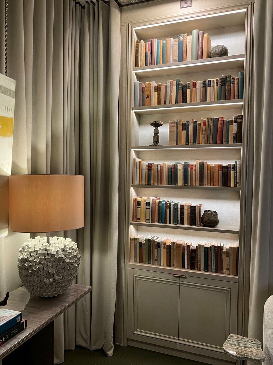 nyliava's tweet photo. manifesting a big home library full of books 📚 https://t.co/zSnlgKh4E6