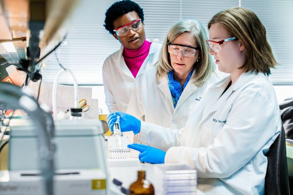 ClevelandClinic's tweet photo. October is Breast Cancer Awareness Month. 💗 
Triple-negative breast cancer (TNBC) is one of the most aggressive forms of breast cancer, and patients urgently need better treatment options. 

Thanks to support from VeloSano, researcher Ruth Keri, PhD is exploring a new target for breast cancer therapies that help stop tumor growth and improve outcomes for patients of all backgrounds with TNBC. 🔬 

Innovation starts with research. Hope starts with discovery.
Learn more: https://t.co/ulkqXbTg7N